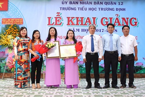 Trường Tiểu học Trương Định quận 12 đón giấy chứng nhận kiểm định chất lượng giáo dục cấp độ 1